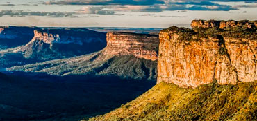Traumhafte Strände, Dünen und Lagunen am Atlantik. Ein Paradies für Trekker ist die wilde Fels - und Berglandschaft im Landesinneren